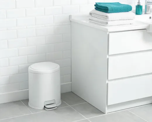 Step trash can